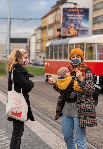 2020 Praga República Checa Gente Caminando Hablando Afuera Durante Coronavirus —  Fotos de Stock