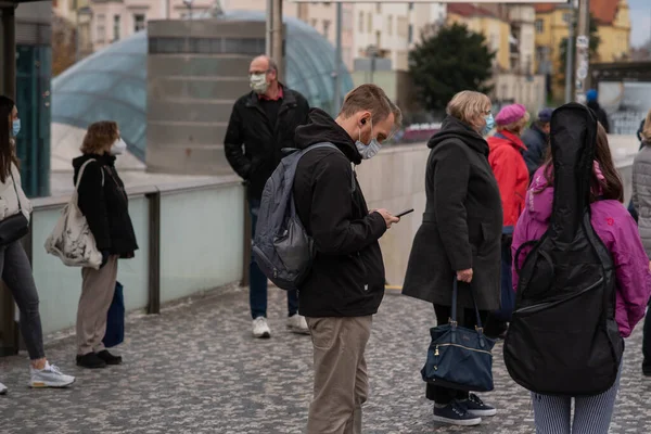 2020 Praga Republika Czeska Ludzie Spacerujący Rozmawiający Zewnątrz Podczas Koronawirusu — Zdjęcie stockowe