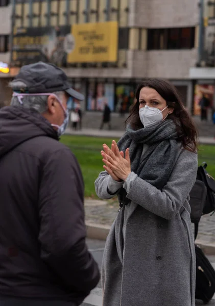 2020 Prague République Tchèque Les Gens Marchent Parlent Extérieur Pendant — Photo