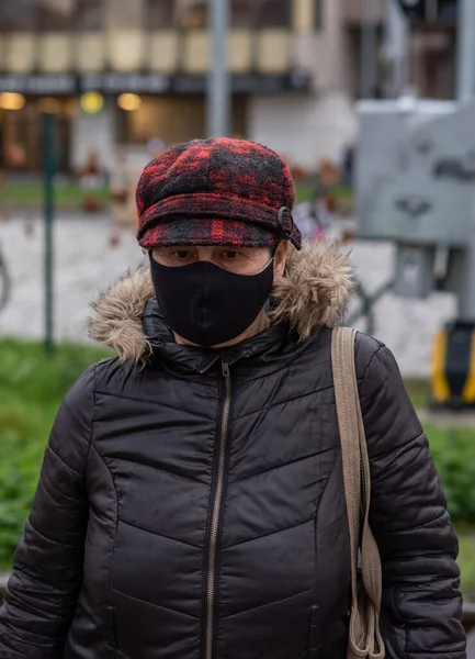 2020 Prague République Tchèque Les Gens Marchent Parlent Extérieur Pendant — Photo