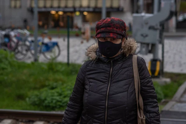 2020 Prague République Tchèque Les Gens Marchent Parlent Extérieur Pendant — Photo