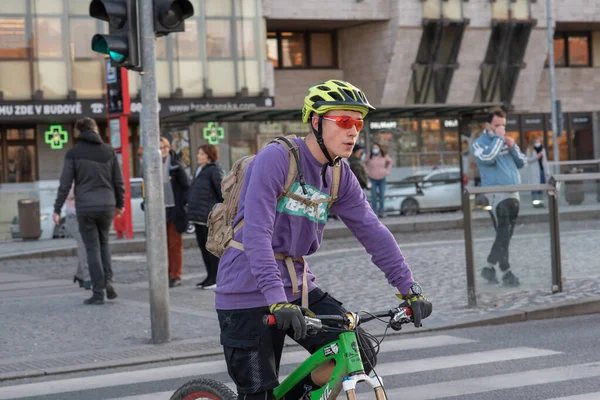 2020 Prague République Tchèque Les Gens Marchent Parlent Extérieur Pendant — Photo