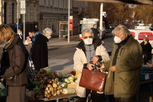 2020 Prag Tjeckien Människor Promenader Och Prata Utanför Coronavirus Covid — Stockfoto