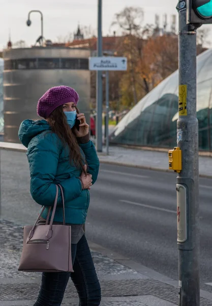 2020 Prague République Tchèque Les Gens Marchent Parlent Extérieur Pendant — Photo