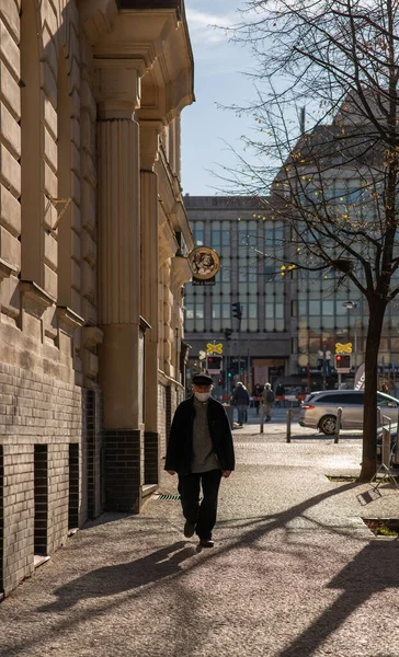 2020 Прага Чеська Республіка Люди Ходять Розмовляють Надворі Під Час — стокове фото