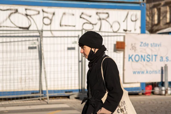 2020 Prag Tjeckien Människor Promenader Och Prata Utanför Coronavirus Covid — Stockfoto