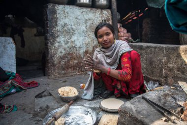 Hindistandaki kadın ergenler, yemek pişirme ve bez yıkama gibi konut görevlerine zaten katılmak zorundalar..