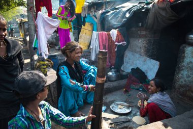 Hindistandaki kadın ergenler, yemek pişirme ve bez yıkama gibi konut görevlerine zaten katılmak zorundalar..
