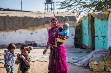Hindistan 'daki kadınların çocuklarına bakmakla, yemek yapmakla, çamaşır yıkamakla, çalışmakla ve ayrıca gelir üreten faaliyetler için eğitim almakla ilgili pek çok sorumluluğu vardır.