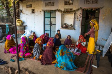 Hindistan 'daki kadınların çocuklarına bakmakla, yemek yapmakla, çamaşır yıkamakla, çalışmakla ve ayrıca gelir üreten faaliyetler için eğitim almakla ilgili pek çok sorumluluğu vardır.
