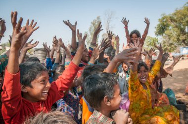 Hindistan 'da kaynakları kısıtlı olan çocuklar Kâr amacı gütmeyen örgütün sağladığı gayri resmi eğitime güveniyorlar. Hiçbir şey onları mutlu olmaktan alıkoyamaz. Bu aynı zamanda spor yapma fırsatıdır..