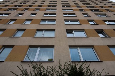 Prag 'da. Çek Cumhuriyeti. 01 / 12 / 2020. Çek Cumhuriyeti 'nde ve Doğu Avrupa' daki diğer ülkelerde komünist rejim sırasında panellerle inşa edilmiş panelaklar veya binalar. Emlak Konutunun Bir Parçası