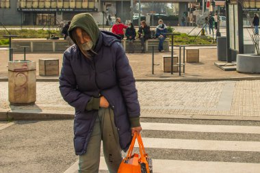 Prag, Çek Cumhuriyeti. 04-17-2020. İnsanlar, Coronavirus yüzünden kilit altındayken Prag şehrinde ilerlerken tedbirli davranıyorlar. Prag 6 'daki Hradcanska metro istasyonunda evsiz..