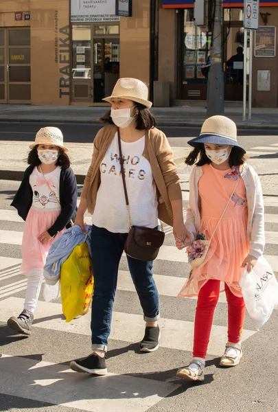 People Being Precautious While Move Throughout City Due Coronavirus Family — Stock Photo, Image