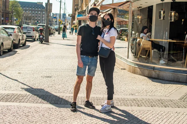 Las Personas Que Son Cautelosas Mientras Mueven Por Toda Ciudad —  Fotos de Stock