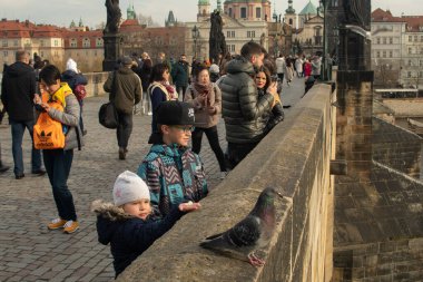 Prag, Çek Cumhuriyeti. 01-11-2020. Turistler tarihsel kasabadaki Charles Köprüsü üzerinde yürüyorlar. Evsizler köprüde başlar..