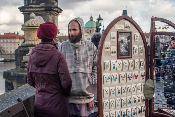 Praga República Checa 2020 Los Turistas Están Caminando Puente Carlos —  Fotos de Stock