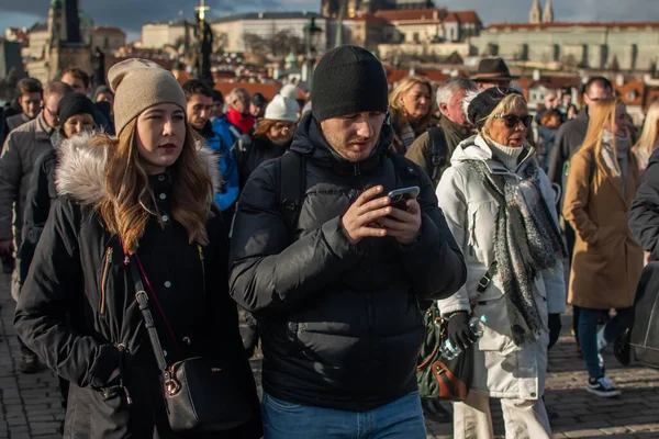 Praga Republika Czeska 2020 Turyści Spacerują Moście Karola Historycznym Mieście — Zdjęcie stockowe