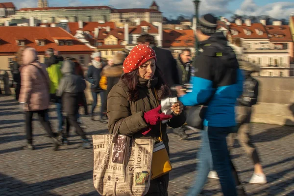 Praga República Checa 2020 Los Turistas Están Caminando Puente Carlos —  Fotos de Stock