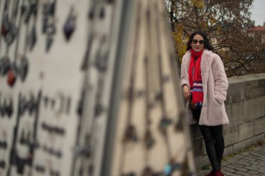 Prag, Çek Cumhuriyeti. 01-11-2020. Turistler Prag 'ın tarihi kasabasındaki Charles Köprüsü' nde yürüyorlar. Asyalı kadın Prag 'daki Charles Köprüsü' nde fotoğraf için poz veriyor..