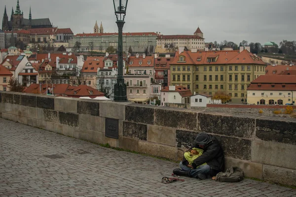 Praga Republika Czeska 2020 Turyści Spacerują Moście Karola Historycznym Mieście — Zdjęcie stockowe