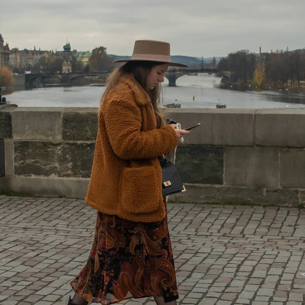 Praga República Checa 2020 Los Turistas Están Caminando Puente Carlos —  Fotos de Stock