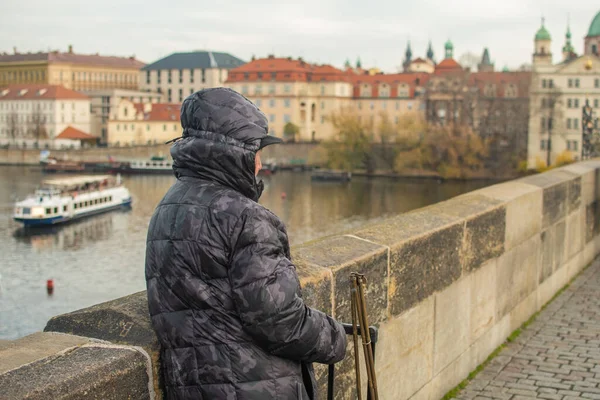 Praga República Checa 2020 Los Turistas Están Caminando Puente Carlos —  Fotos de Stock