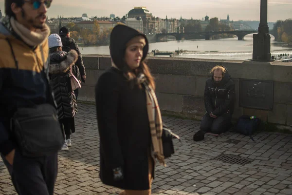 Praga República Checa 2020 Los Turistas Están Caminando Puente Carlos —  Fotos de Stock