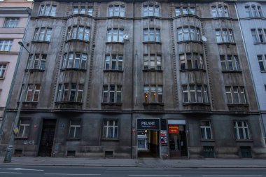 Prag, Çek Cumhuriyeti. 12-18-2020. Dejvice 'deki eski tarihi bina.