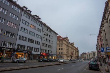 Prag, Çek Cumhuriyeti. 12-18-2020. Dejvice 'deki lağım çukuru..