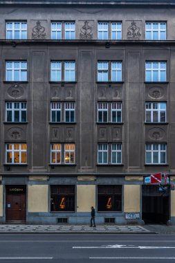 Prag, Çek Cumhuriyeti. 12-18-2020. Dejvice 'deki eski tarihi bina.