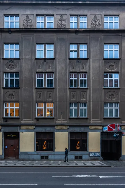 Prag, Çek Cumhuriyeti. 12-18-2020. Dejvice 'deki eski tarihi bina.