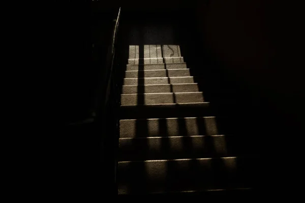 Merdivenleri Sabah Işığını Alan Karanlık Bir Binanın Koridoru Sessizlik Yalnızlık — Stok fotoğraf