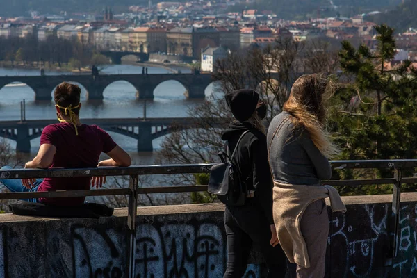 Praga República Checa 2020 Jovem Desfrutando Vista Panorâmica Das Pontes — Fotografia de Stock