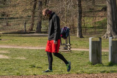 Prag, Çek Cumhuriyeti. 03-11-2020. Park Stromovka 'da yürüyen genç adam. COVID-19 tüm dünyayı etkileyen bir pandemia..