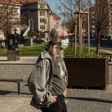Prag, Çek Cumhuriyeti. 03-08-2020. Prag şehrinde bekleyen bir adam var. Prag 'da, karantinaya rağmen insanlar iyi vakit geçirmek, egzersiz yapmak, yürümek, koşmak, bisiklete binmek için dışarı çıkarlar..