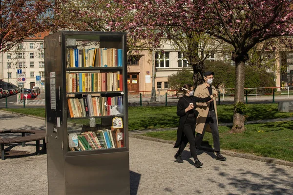 Prag Tjeckien 2020 Vänner Går Trottoaren Med Ett Bibliotek Utanför — Stockfoto