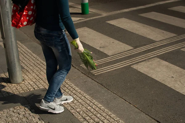 Praga República Checa 2020 Mujer Llevando Flores Con Guantes Para —  Fotos de Stock