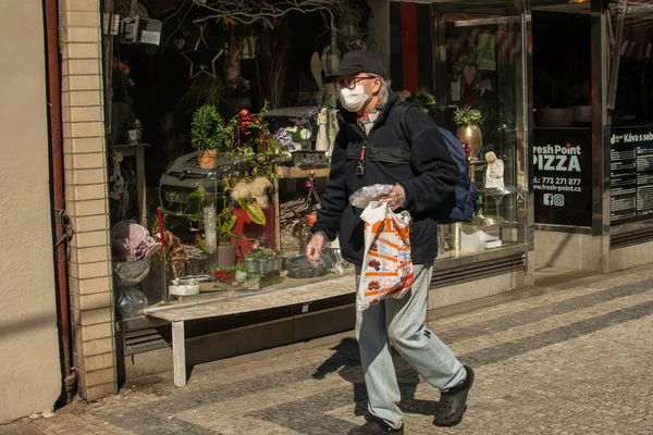 Prag Tjeckien 2020 Man Går Med Mask Pesten Prag Trots — Stockfoto