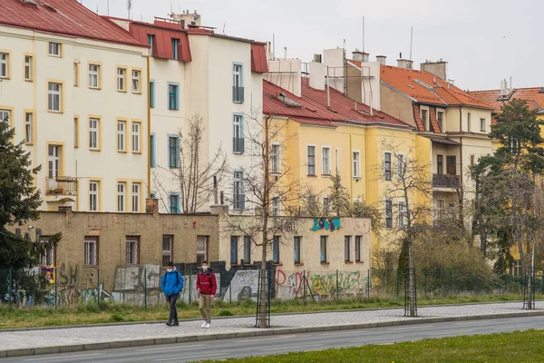 Prague République Tchèque 2020 Deux Hommes Adultes Marchant Long Des — Photo