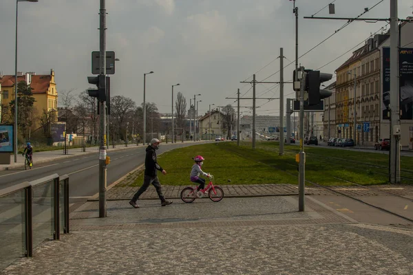 Praga República Checa 2020 Pai Com Filha Numa Bicicleta Praga — Fotografia de Stock