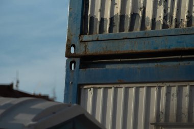 İş için kullanılan konteynır. İnşaat alanı. Bina yeniden inşa ediliyor. Tuğla, orman, metal, toz gibi çöpler.