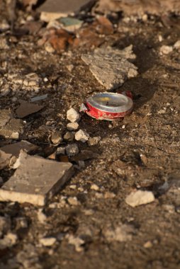 Ayaklı teneke. İnşaat alanı. Bina yeniden inşa ediliyor. Tuğla, orman, metal, toz gibi çöpler.