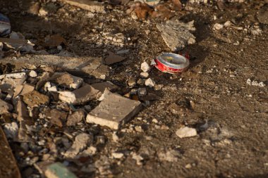 Ayaklı teneke. İnşaat alanı. Bina yeniden inşa ediliyor. Tuğla, orman, metal, toz gibi çöpler.