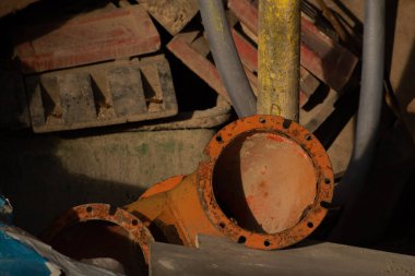 Koca ağız ve çöp. İnşaat alanı. Bina yeniden inşa ediliyor. Tuğla, orman, metal, toz gibi çöpler.