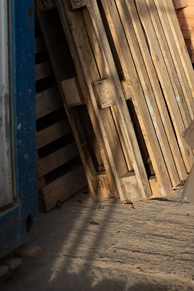 İnşaat alanında paletler ve tuğlalar. İnşaat alanı. Bina yeniden inşa ediliyor. Tuğla, orman, metal, toz gibi çöpler.