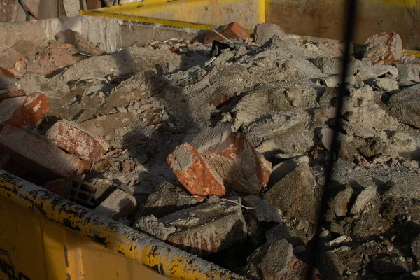 用容器拆掉的砖块 装垃圾的集装箱 建筑工地大楼正在重建中 灰尘一样的垃圾 — 图库照片