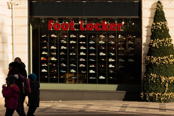 Prag, Czech Cumhuriyeti, 12-30-2020. Prag 'ın en büyük ayakkabı mağazalarından biri olan Foot Locker, marka ve ürünlerini tarihi şehir merkezinde prestijli bir binada sergiliyor..
