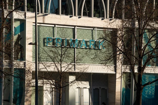 プラハ チェコ共和国 2020 プラハの象徴的なブランドの1つであるPrimarkは 歴史的な街の中心部にある名門ビルでブランドと製品を展示しています — ストック写真