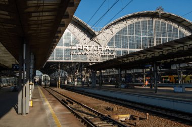 Prag, Çek Cumhuriyeti, 12-31-2020. Prag ana tren istasyonu (Praha Hlavni Nadrazi) 31 Aralık 2020 'de COVID-19 sırasında boştur.